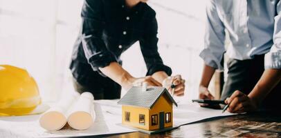 architect Mens werken met laptop en blauwdrukken, ingenieur inspectie in werkplaats voor bouwkundig plannen, schetsen een bouw project ,selectief focus, zaken concept wijnoogst kleur foto