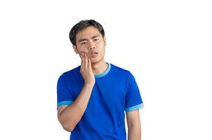 jong Aziatisch Mens aanraken mond lijden van kiespijn of tandheelkundig ziekte Aan tanden geïsoleerd Aan wit achtergrond. mannetje gevoel pijn, Holding zijn wang met hand, lijden van slecht kiespijn. tandarts foto