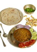 Rajasthani beroemd traditioneel keuken Haldi sabji of tukkar geserveerd met salade Aan wit achtergrond foto