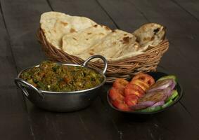 Indisch keuken bhindi masala Aan houten achtergrond foto