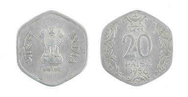 Indisch oud munt of Indisch valuta Aan wit achtergrond foto