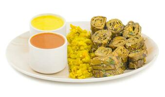 Indisch pittig voedsel pata ook gebeld paatra, alu vadi of patrode is een veg schotel in maharashtra of Gujarati keuken. foto