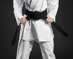 karatevechter die trots zwarte band vasthoudt