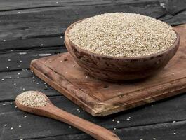 natuurlijk sesam zaden Aan houten tafel foto