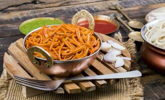 pittig gebakken groente veg chow mein Aan houten tafel foto