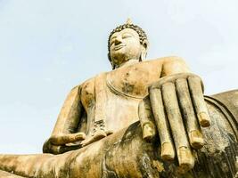 een groot standbeeld van een Boeddha foto