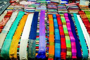 een groot Scherm van kleurrijk sjaals foto