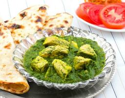 Indisch gezond keuken palak paneer geserveerd met tandoori roti of salade foto