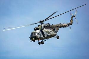 Tsjechisch lucht dwingen mili mi-171 heup. leger vervoer helikopter Bij lucht baseren. luchtvaart en draagschroefvliegtuigen. vervoer en luchtbrug. leger industrie. vlieg en vliegen. foto