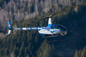 reclame helikopter Bij luchthaven en vliegveld. draagschroefvliegtuigen. algemeen luchtvaart industrie. civiel nut vervoer. lucht vervoer. vlieg en vliegen. foto