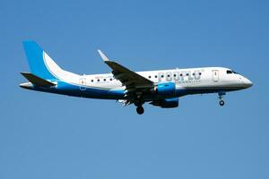 volkeren weens omhelst erj-170 oe-lmk passagier vlak aankomst en landen Bij Wenen luchthaven foto