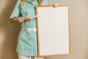 beeld van medisch verpleegster Holding whiteboard. foto