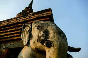een olifant standbeeld is getoond in voorkant van een steen gebouw foto