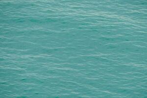 een antenne visie van de oceaan met klein golven foto