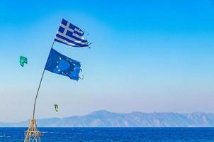 vlaggen op het strand van Kremasti, Rhodos, Griekenland, 2018 foto