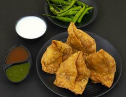 Indisch straat voedsel samosa of samosa's is een krokant en pittig driehoek vorm tussendoortje foto