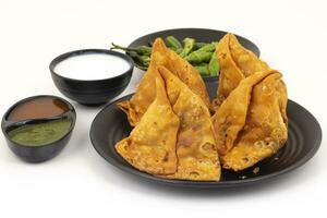 Indisch straat voedsel samosa of samosa's is een krokant en pittig driehoek vorm tussendoortje foto
