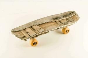 een houten skateboard foto