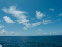 een visie van een blauw oceaan en blauw lucht foto