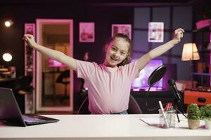 gen z media ster filmen familie vlog in huis studio, pratend over vermoeiend maar spannend dag Bij school. jong inhoud Schepper opname voor online kanaal, bespreken met kinderen publiek foto