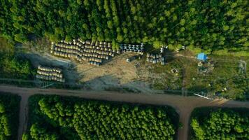 houten wikkelen van elektrisch draden Bij buitenshuis bouw plaats. hoog Spanning kabel rollen. foto