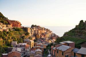 stadsgezicht van cinque terre manarola, italië bij avond foto