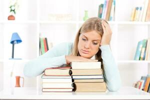 moe vrouw leerling met boeken foto