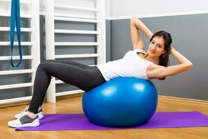 mooi jong vrouw oefenen met pilates bal. foto