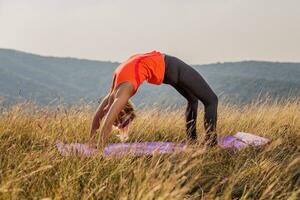 mooi vrouw aan het doen yoga in de natuur foto