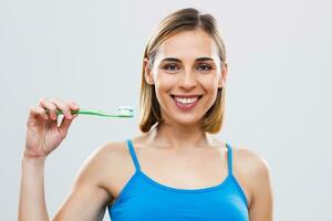 vrouw is Holding een tandenborstel foto