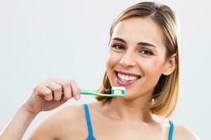 vrouw is Holding een tandenborstel foto
