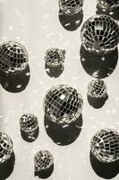 sprankelend disco ballen verzameling. monochroom vakantie indeling. foto
