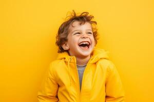 ai gegenereerd lachend kind in geel regenjas tegen monochroom geel achtergrond foto