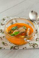 groente tomaat soep met vis in een bord foto