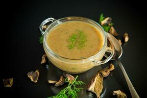 heet eigengemaakt groente vegetarisch soep met droog champignons in een glas kom foto