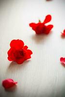 boeket van mooi rood rozen in een mand Aan tafel foto