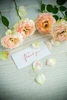 boeket van mooi oranje rozen Aan tafel foto
