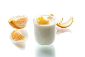 eigengemaakt zoet yoghurt in een glas met sinaasappels foto