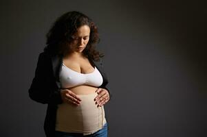 postpartum herstel na keizersnede sectie. moederschap. lichaam zorg. nieuw moeder vervelend elastisch verband Aan grijs achtergrond foto