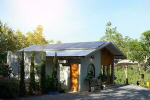 een zonne- dak systeem in een gebouw dat installeert zonne- panelen Aan de dak van de gebouw. naar genereren elektriciteit, welke zullen opslaan elektriciteit en verminderen globaal opwarming. foto