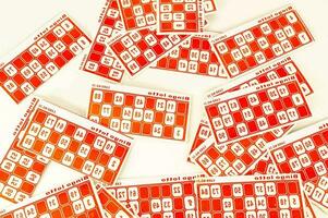 een stapel van rood en wit stickers met getallen foto