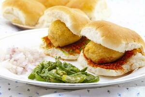 Indisch beroemd straat voedsel vada pav is een vegetarisch snel voedsel schotel van maharashtra foto