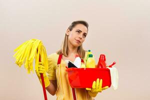 portret van moe huisvrouw van schoonmaak foto