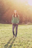 gelukkig vrouw wandelen in park foto