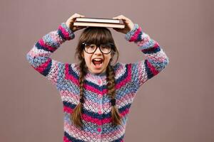 weinig nerd meisje Holding boeken en schreeuwen foto