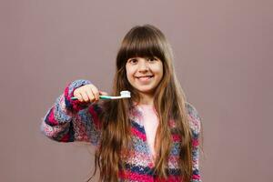 weinig meisje poetsen tanden foto