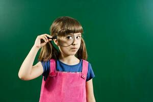 schoolmeisje met vergrootglas foto