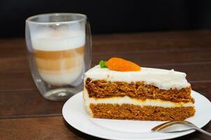 wortel spons taart met room en walnoten en cappuccino koffie foto