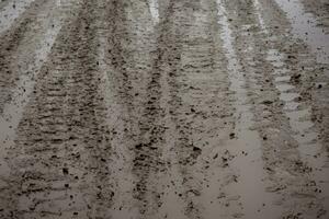 aarde sporen Aan de zand van de weg, antenne visie. foto