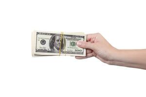 hand- geeft stack van geld Aan de Rechtsaf . geld in een hand- geïsoleerd Aan wit achtergrond foto